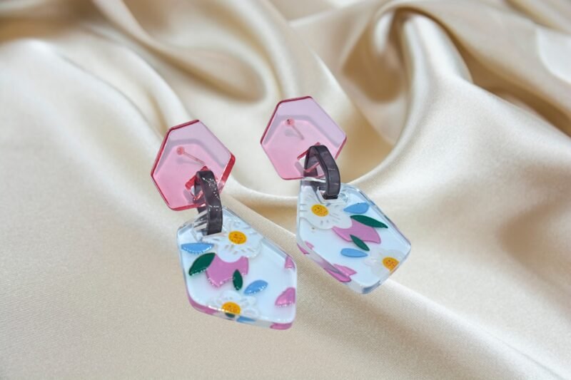 handmade acrylic floral dangle earrings – pink hexagon & daisy drop earrings for women, girls – lightweight statement jewelry gift (usa & uk)